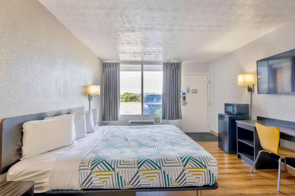 Deluxe King Room - Non-Smoking interior